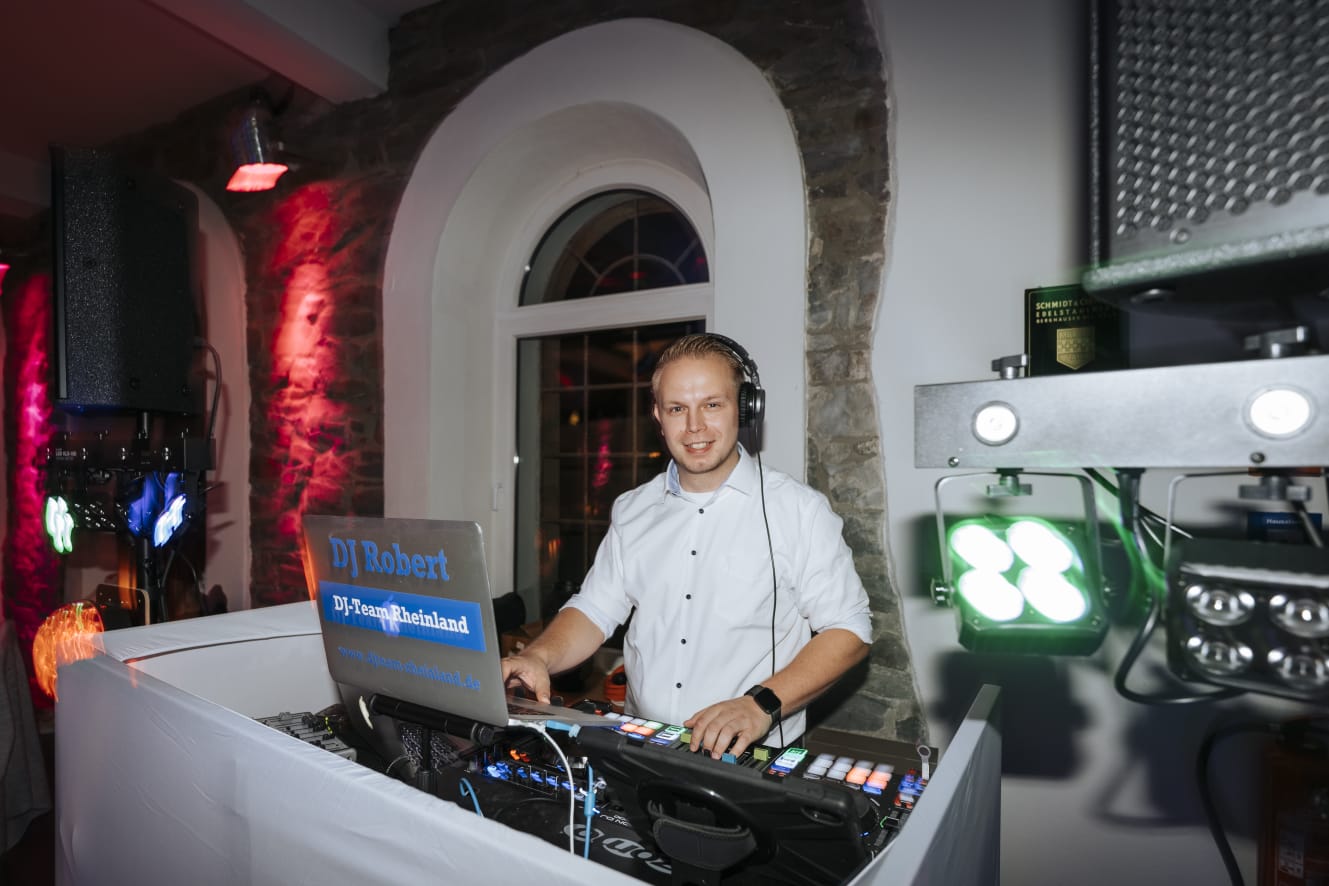 Volle Tanzfläche auf einer Firmenfeier mit DJ-Team Rheinland